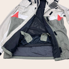 Load image into Gallery viewer, Quicksilver ‘Iceberg Elephant’ Embroidered Centre Logo Three Tone Ski Hooded Parka Jacket - XL