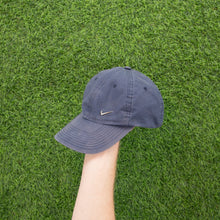 Load image into Gallery viewer, (2005) Nike Heritage ‘86 Metal Swoosh Navy Metallic 6 Panel Cap - One Size