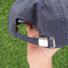 Load image into Gallery viewer, (2005) Nike Heritage ‘86 Metal Swoosh Navy Metallic 6 Panel Cap - One Size