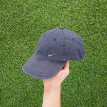Load image into Gallery viewer, (2005) Nike Heritage ‘86 Metal Swoosh Navy Metallic 6 Panel Cap - One Size