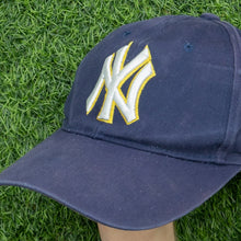 Load image into Gallery viewer, New York Yankees Uncle Sam Top Hat Embroidered MLB Major League Baseball Two Tone 6-Panel Cap - One Size