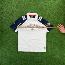 Load image into Gallery viewer, 2002/03 England Umbro Spell Out Collard Training Football Shirt - M