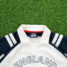Load image into Gallery viewer, 2002/03 England Umbro Spell Out Collard Training Football Shirt - M