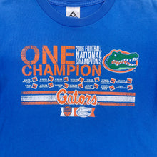 Load image into Gallery viewer, (2006) Florida Gators National Champions American Collage Football Graphic T-Shirt - S/M