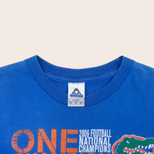 Load image into Gallery viewer, (2006) Florida Gators National Champions American Collage Football Graphic T-Shirt - S/M
