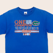 Load image into Gallery viewer, (2006) Florida Gators National Champions American Collage Football Graphic T-Shirt - S/M