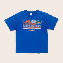 Load image into Gallery viewer, (2006) Florida Gators National Champions American Collage Football Graphic T-Shirt - S/M