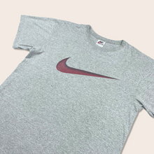 Load image into Gallery viewer, Nike red centre swoosh t-shirt