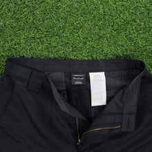 Load image into Gallery viewer, (2010) Nike Golf Small Swoosh Embroidered Pocket Black Shorts - M (28/30”)
