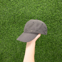 Load image into Gallery viewer, (2007) Nike Heritage ‘86 Metal Swoosh Grey Metallic 6 Panel Cap - One Size
