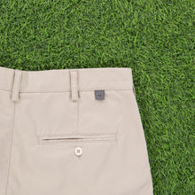 Load image into Gallery viewer, (2001) Nike Golf Pleated Beige Chino Shorts - M (30/32”)
