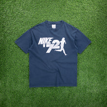 Load image into Gallery viewer, Nike ‘72 Runner Graphic Navy T-Shirt - L
