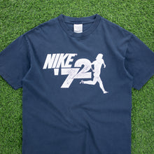 Load image into Gallery viewer, Nike ‘72 Runner Graphic Navy T-Shirt - L
