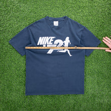 Load image into Gallery viewer, Nike ‘72 Runner Graphic Navy T-Shirt - L
