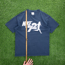 Load image into Gallery viewer, Nike ‘72 Runner Graphic Navy T-Shirt - L
