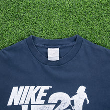 Load image into Gallery viewer, Nike ‘72 Runner Graphic Navy T-Shirt - L
