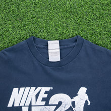 Load image into Gallery viewer, Nike ‘72 Runner Graphic Navy T-Shirt - L
