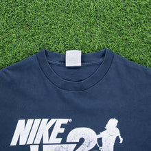 Load image into Gallery viewer, Nike ‘72 Runner Graphic Navy T-Shirt - L
